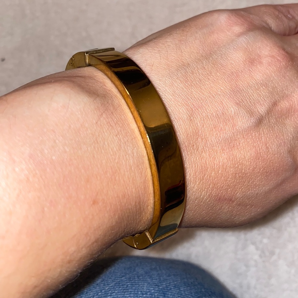 Pre-owned Michael Kors Gold Tone Clasp Bracelet.